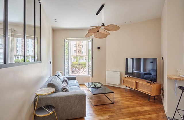 Modern Apartment Invalides Eiffel Tower