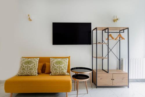 Modern apartment next Arc de Triomphe