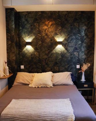 Modern apartment with balcony and AC walk to tramway near center