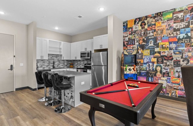 Modern Apt, Near Downtown, Great for Small Groups!