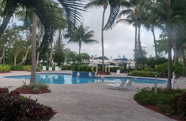 Modern Apt w/Marina view. WiFi, parking, tennis, playground and more!