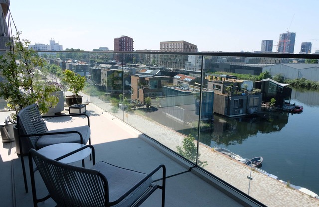 Modern architecture with great views adjacent city center (100+60m2 balcony)