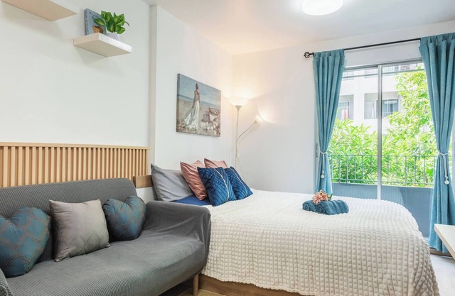 Modern Bangkok Apartment with Pool & Fitness