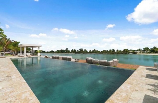 Modern Bavaro 1BR Lake, Beach, Pool and Gym