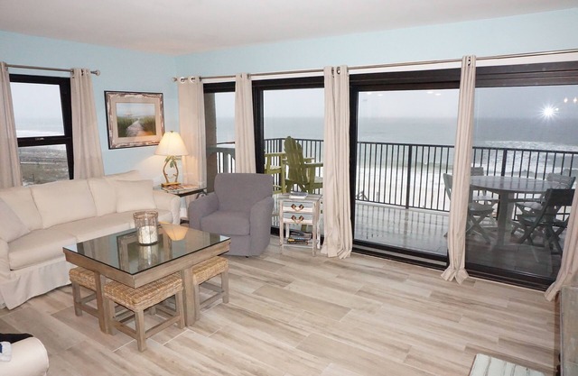 Modern Beachfront Corner balcony , 2 Kings, 60" TV/XBox n4th FL, hear the waves