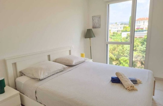 Modern, Brand-New Apartment with AC & Rooftop Pool – Walk to Beach & Port