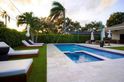 Modern & Bright Retreat by the Beach, Airport & Casino! Pool & Jacuzzi!