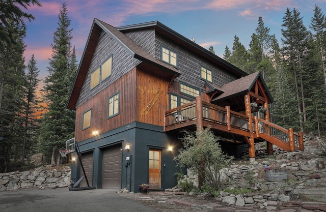 Modern, bright & secluded cabin in the woods - hot tub - 10 min to Breck