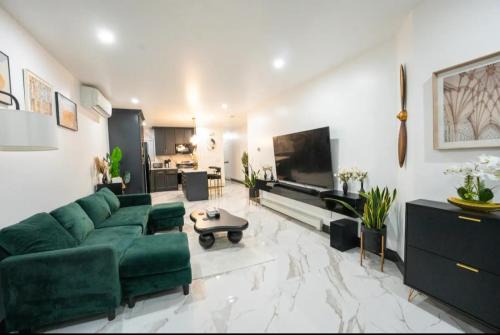 Modern Brooklyn Stay with Free Parking & On-Site Laundry