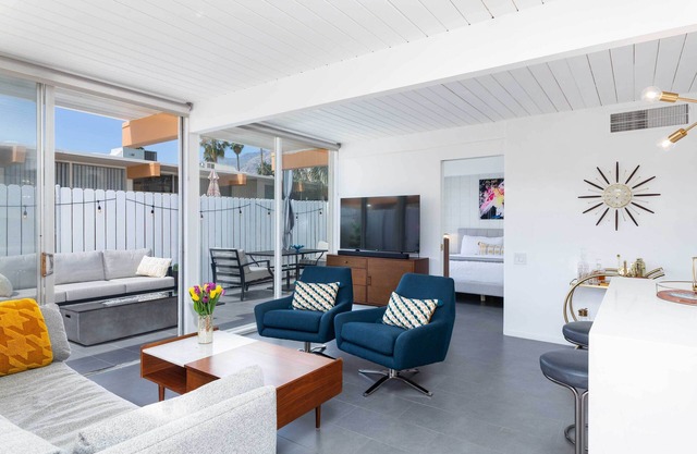 Modern Bungalow in Historic Ocotillo Lodge!