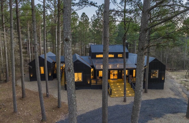 Modern cabin-2 minute walk to Restaurants & Entertainment!