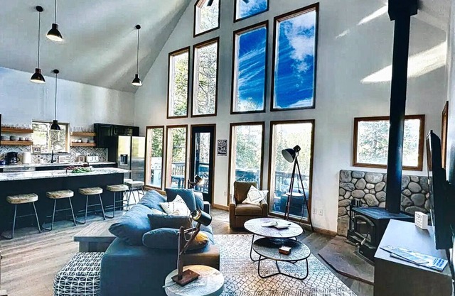 🏡Modern Cabin🌲Mountain Views🏔Arcade Games🕹Fun For All Ages 🐶 Pet Friendly