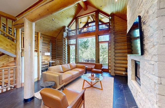 Modern cabin with private hot tub, mountain views, expansive deck & arcade game