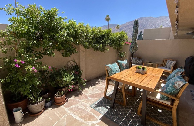 Modern Casita Comfort near the Heart of Townn