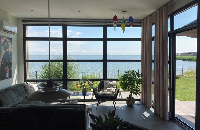 Modern chalet in the first row on Enkhuizer beach with exceptional sea views