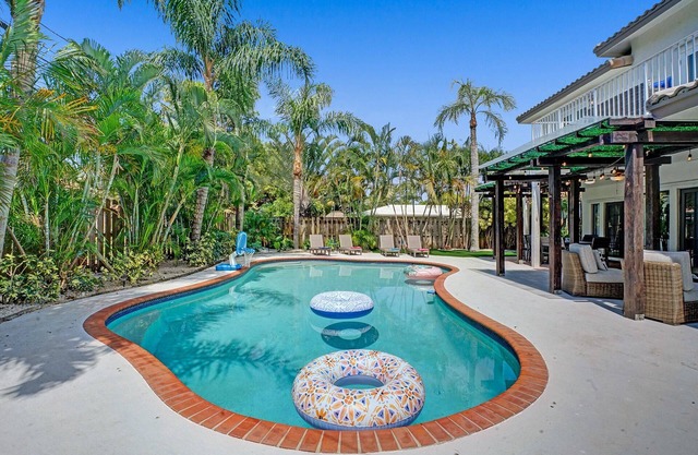 Modern Chic 7-BR w/Amazing Pool & Gameroom