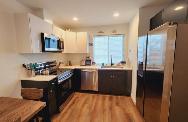 Modern Coastal Getaways #4 ~Brand New in Downtown Ocean Shores~