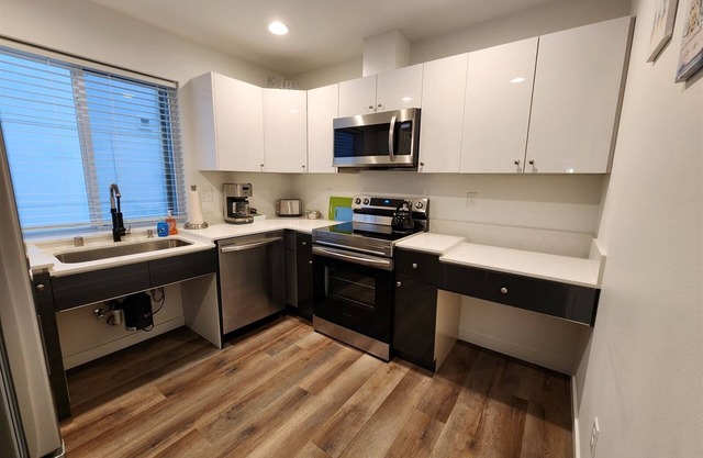 Modern Coastal Getaways # 5 ~Handicap accessible condo in Downtown Ocean Shores~