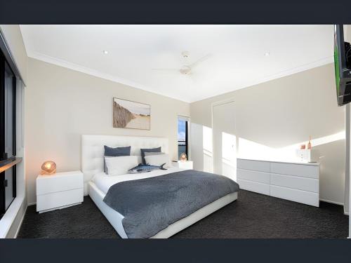 Modern Coastal Home Luxury Stay in Bushland Beach QLD 4818