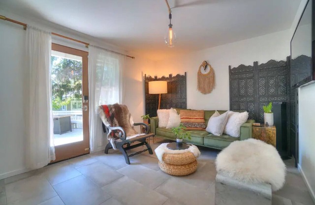 Modern comfort, remodeled, A/C, free parking