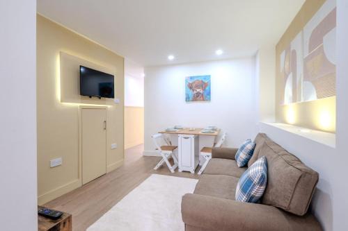 Modern Comforts – 4 Bedroom Home for Work & Play