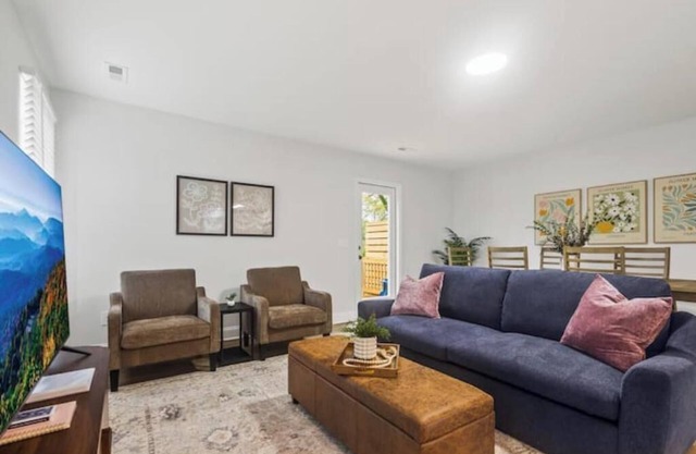 Modern & Comfy, Private Deck, 10 min to Greenville