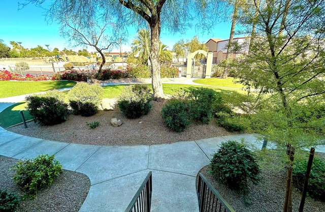 Modern Condo in Prime Location - Pool, Jacuzzi, Dining Nearby