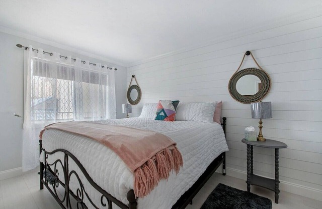 Modern Condo With Pool Steps From Vanderbilt Beach