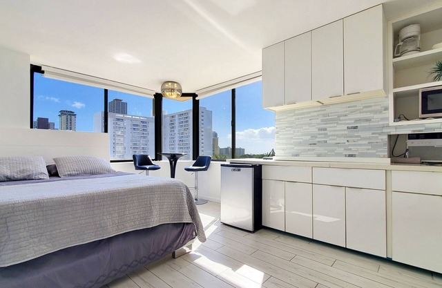 Modern corner studio in Waikiki. No resort fee