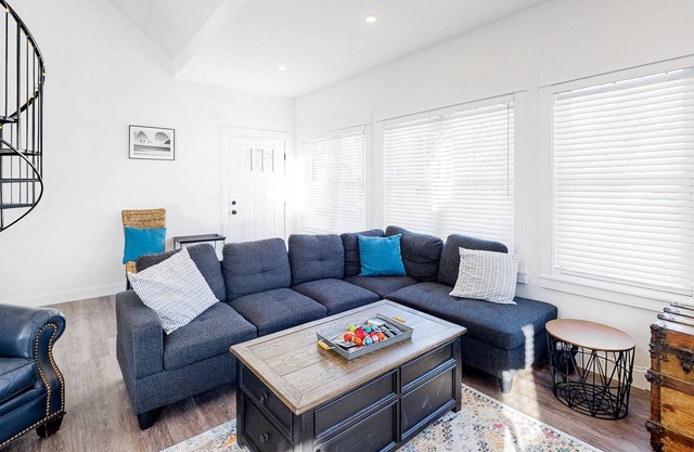 Modern cottage with shared pool, fast WiFi, loft, gas fireplace, fire pit, & W/D