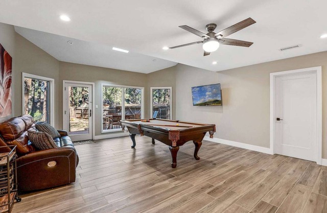Modern & Cozy. Great location, quiet neighborhood.
