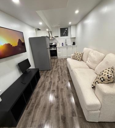Modern & cozy one Bedroom Basement Suite with parking