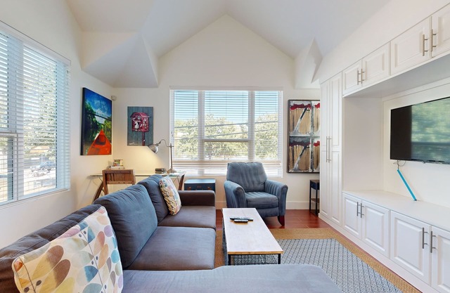 Modern, Dog-Friendly Flat with WiFi & Garage Parking - Unbeatable Location