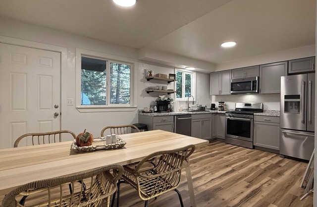 Modern Downtown Palmer 3BR. Clean & Pet Friendly