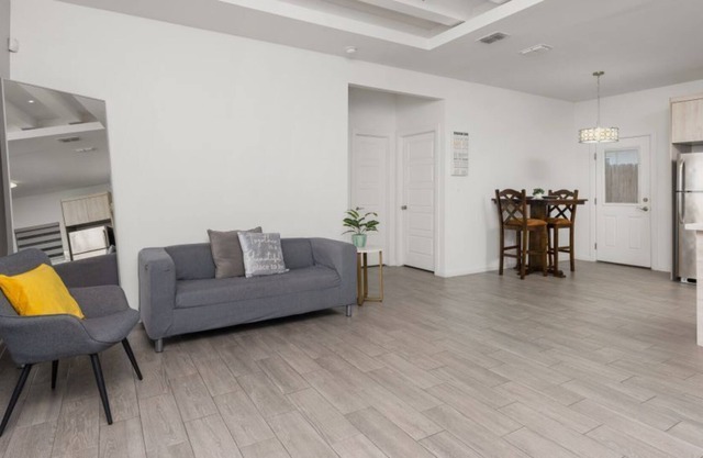 Modern Duplex with Fully Upgraded Amenities