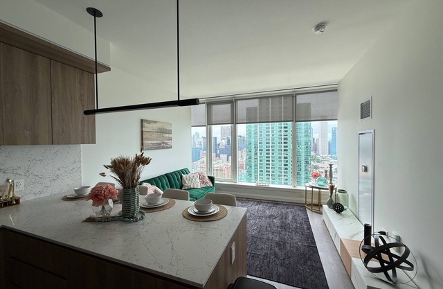 Modern Elegance meets Chicago High Rise 1-bedroom apt with a breathtaking view