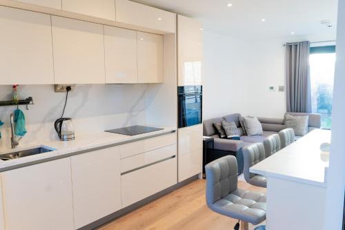 Modern Entire Unit 3BR, 3BA, balcony, 86inch TV - 15mins to city