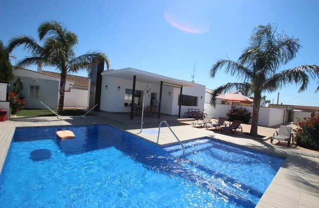 Modern equipment, large pool, air conditioning, 4 bicycles for free use - Casa José -