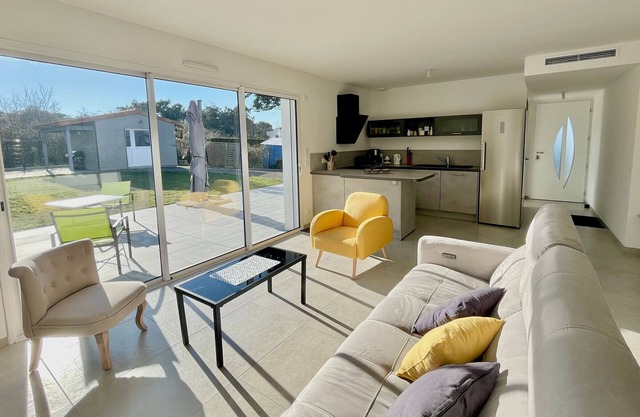 Modern Family Home Near Beach and Town - WiFi, Parking, A/C