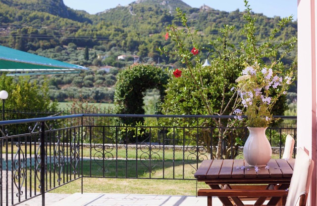 Modern garden flat close to beach