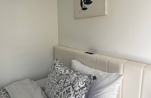 Modern Guesthouse With Amenities in Quiet Saratoga