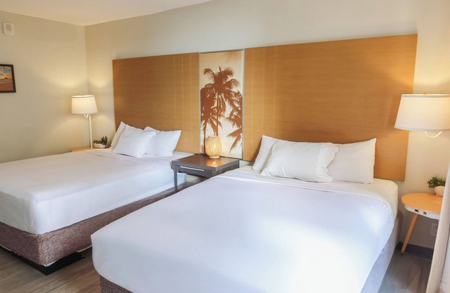 Modern Hawaiian Waikiki Studio - 2 Queen Beds - 5 min to beach!