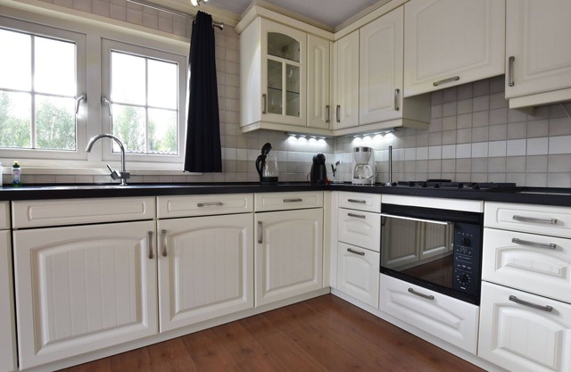 Modern Holiday Home in Kaatsheuvel with bubble bath