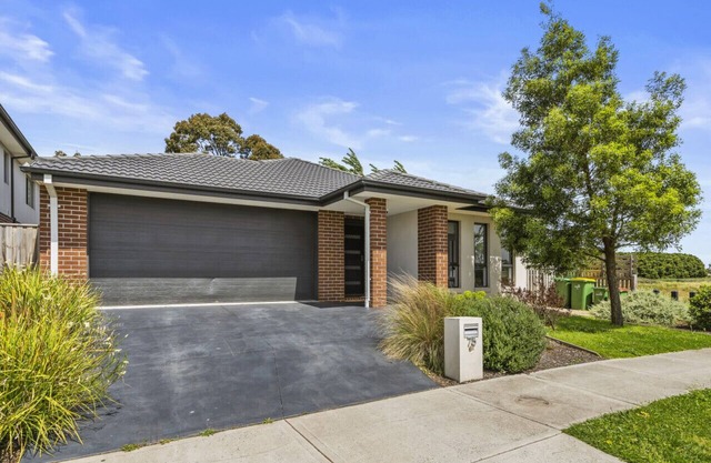 Modern Holiday Home VIC Officer 5BR WiFi Parking