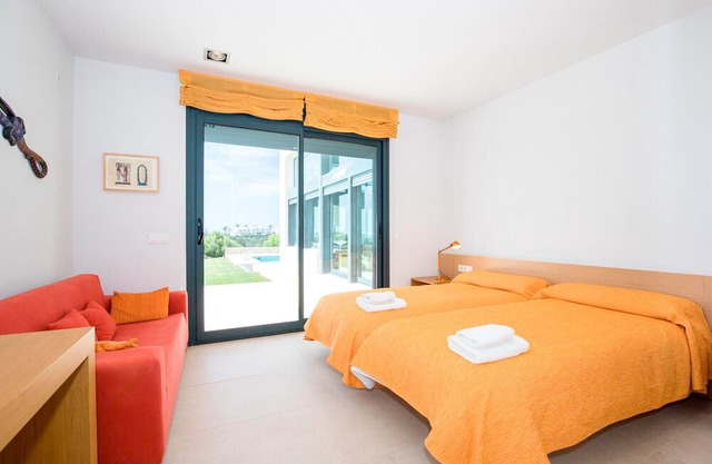 Modern holiday home with sea view for families- Casa Forma Nou