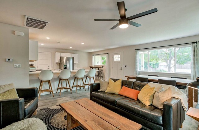 Modern Home Bright Spacious Full Kitchen Garage
