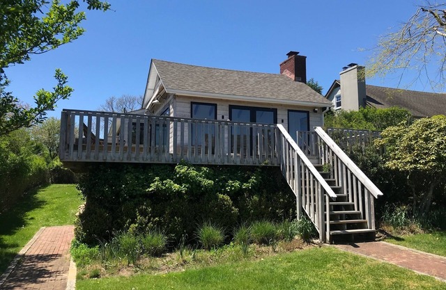 Modern home in Ditch Plains, 4-min-walk from the beach