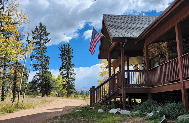 Modern home secluded on 55 acres-Breathtaking views of Pikes Peak- Pet Friendly