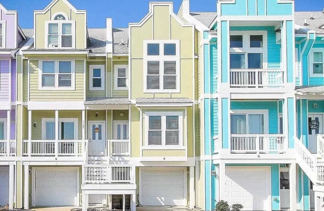 Modern home. Short stays. Amazing pool 🏊‍♀️ Centrally located to shopping & beach!