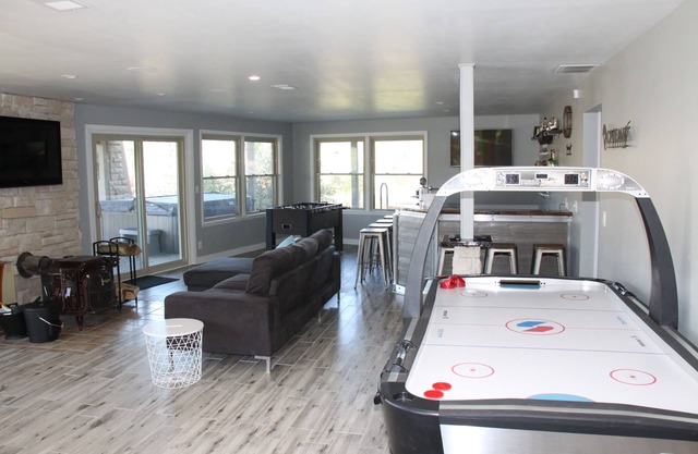 Modern Home w/private hot tub, game room, & Amazing VIEWS